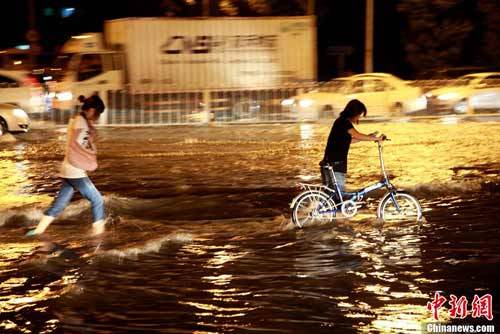 7The heaviest rainstorm this year hit Beijing on Tuesday night. [Chinanew.com] 