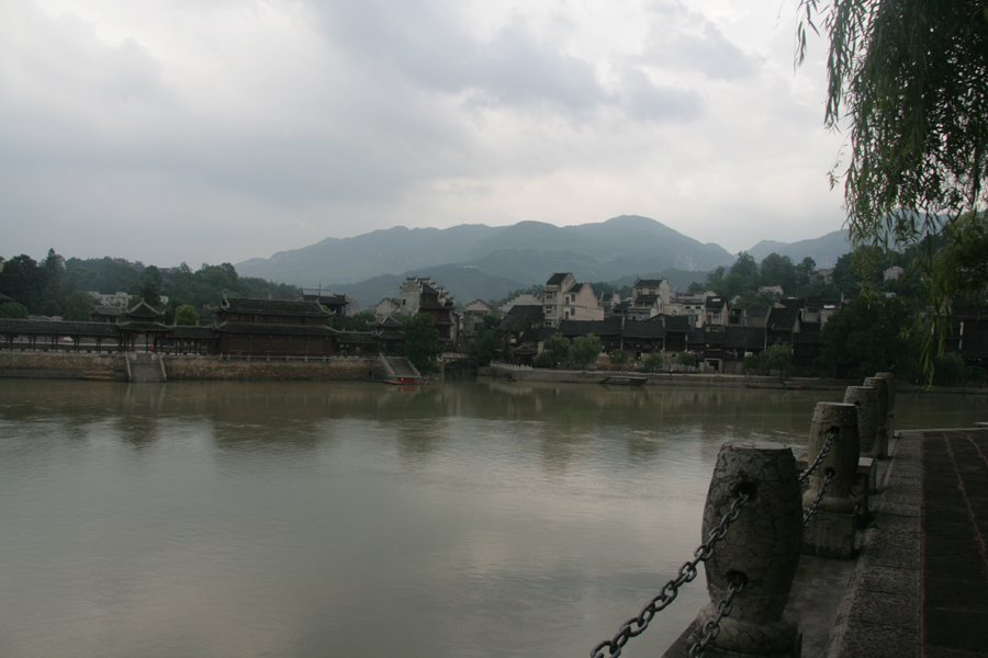 The opposite side of the river belongs to Chongqing Municipality. [CnDG by Jiao Meng]