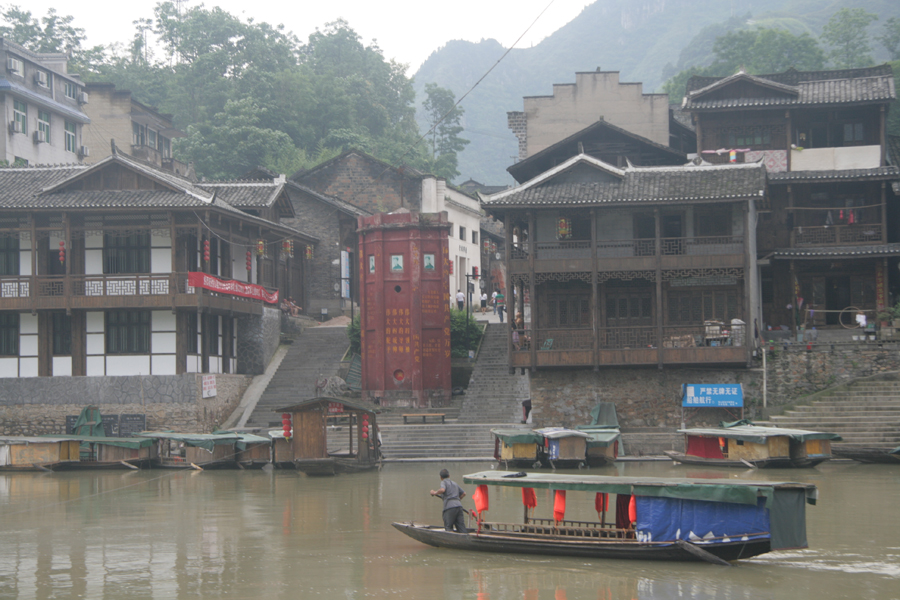 People have to take a boat to reach Chongqing Municipality at the opposite side of the river. [CnDG by Jiao Meng] 