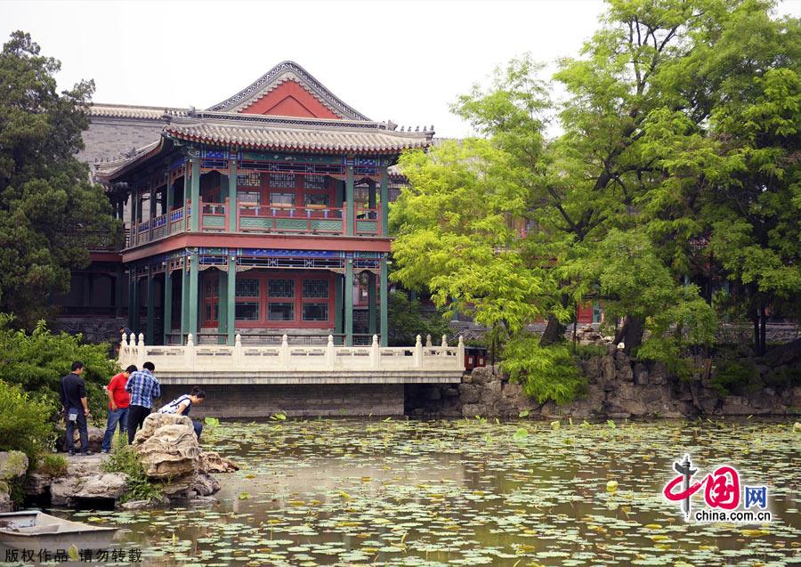 Located in Baoding city,Hebei province,the Ancient Lotus Pond Garden is one of the oldest classical gardens still existed in China.It was proved to be firstly built in Yuan dynasty as a private garden,and then became an official garden.