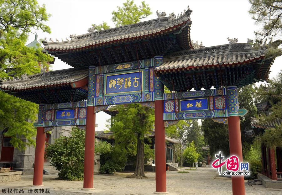 Located in Baoding city,Hebei province,the Ancient Lotus Pond Garden is one of the oldest classical gardens still existed in China.It was proved to be firstly built in Yuan dynasty as a private garden,and then became an official garden.