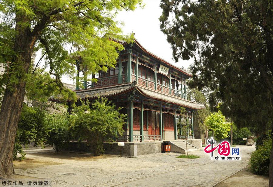 Located in Baoding city,Hebei province,the Ancient Lotus Pond Garden is one of the oldest classical gardens still existed in China.It was proved to be firstly built in Yuan dynasty as a private garden,and then became an official garden.