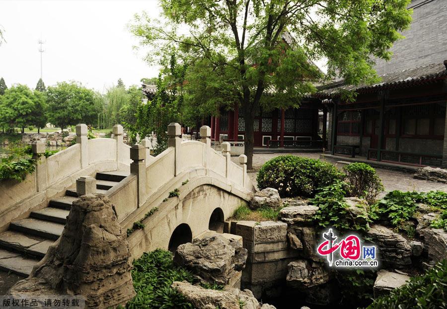Located in Baoding city,Hebei province,the Ancient Lotus Pond Garden is one of the oldest classical gardens still existed in China.It was proved to be firstly built in Yuan dynasty as a private garden,and then became an official garden.