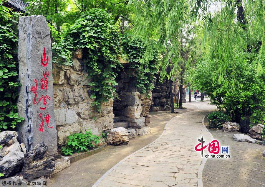 Located in Baoding city,Hebei province,the Ancient Lotus Pond Garden is one of the oldest classical gardens still existed in China.It was proved to be firstly built in Yuan dynasty as a private garden,and then became an official garden.