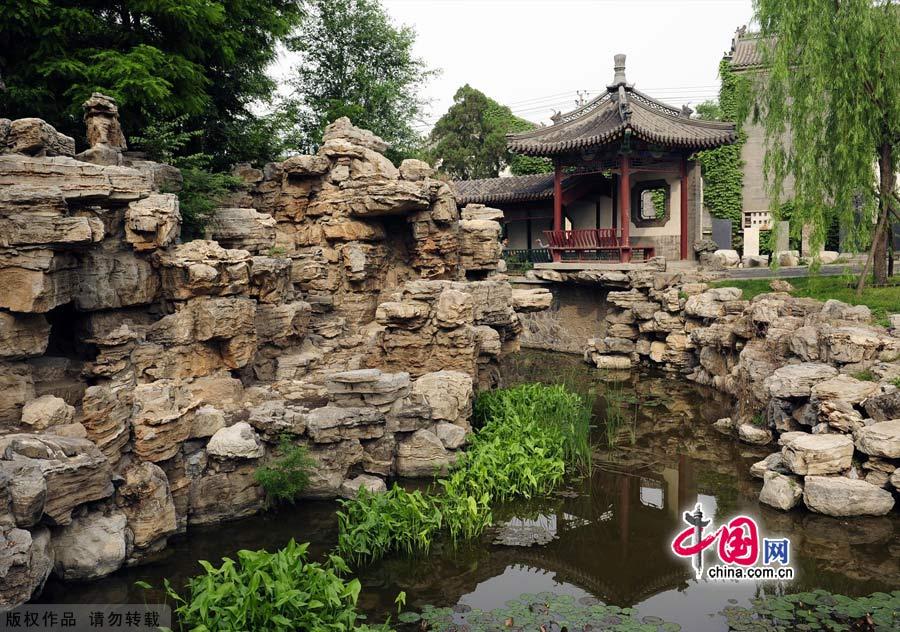 Located in Baoding city,Hebei province,the Ancient Lotus Pond Garden is one of the oldest classical gardens still existed in China.It was proved to be firstly built in Yuan dynasty as a private garden,and then became an official garden.