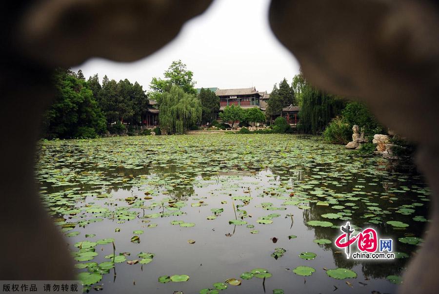 Located in Baoding city,Hebei province,the Ancient Lotus Pond Garden is one of the oldest classical gardens still existed in China.It was proved to be firstly built in Yuan dynasty as a private garden,and then became an official garden.