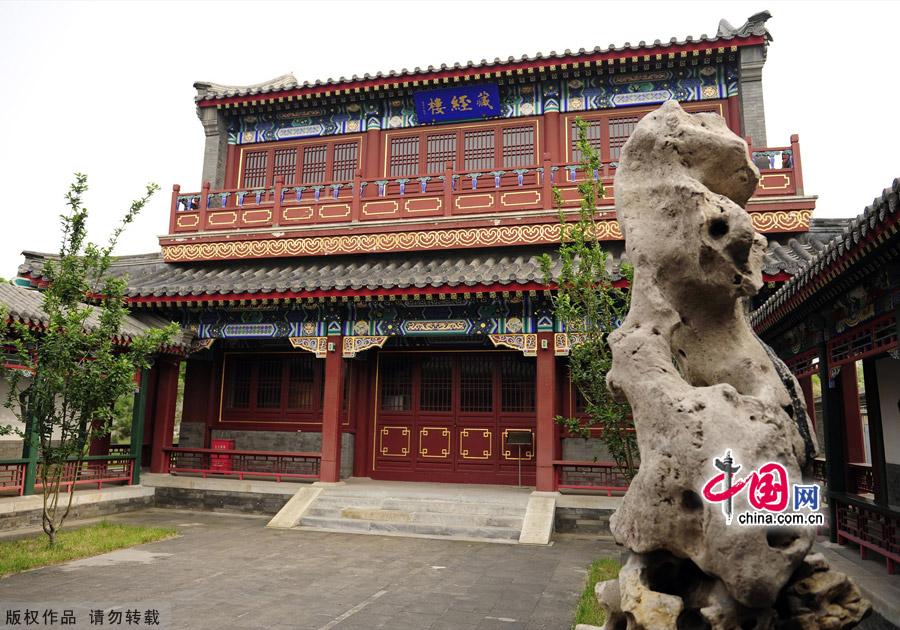 Located in Baoding city,Hebei province,the Ancient Lotus Pond Garden is one of the oldest classical gardens still existed in China.It was proved to be firstly built in Yuan dynasty as a private garden,and then became an official garden.