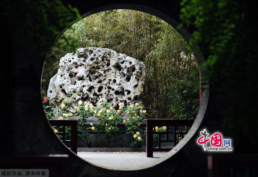 Located in Baoding city,Hebei province,the Ancient Lotus Pond Garden is one of the oldest classical gardens still existed in China.It was proved to be firstly built in Yuan dynasty as a private garden,and then became an official garden.