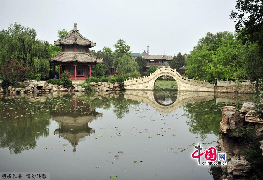 Located in Baoding city,Hebei province,the Ancient Lotus Pond Garden is one of the oldest classical gardens still existed in China.It was proved to be firstly built in Yuan dynasty as a private garden,and then became an official garden.