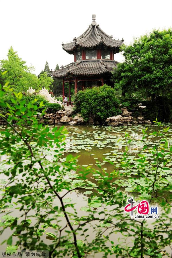 Located in Baoding city,Hebei province,the Ancient Lotus Pond Garden is one of the oldest classical gardens still existed in China.It was proved to be firstly built in Yuan dynasty as a private garden,and then became an official garden.