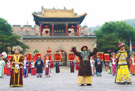 Villagers stage a show about the Kangxi Emperor's visit to the home of former chancellor Chen Tingjing.