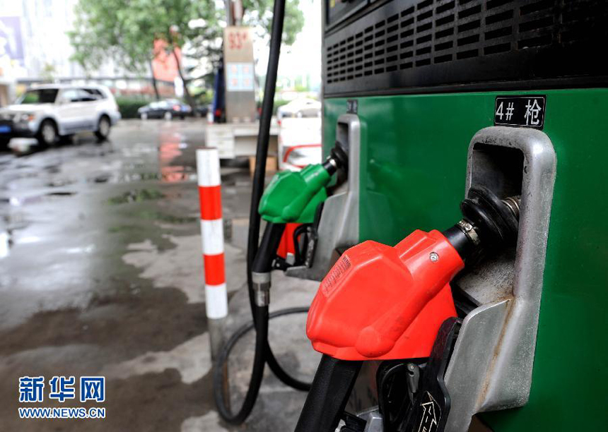 Photo taken on July 10, 2012 shows a gas station on Donghai Road in Qingdao City, east China's Shandong Province. China will slash the benchmark retail price for gasoline by 420 yuan (66.46 U.S. dollars) per tonne and the price for diesel by 400 yuan per tonne starting from Wednesday, the country's top economic planner announced Tuesday. The decreases mark the third fuel price cut in two months. 