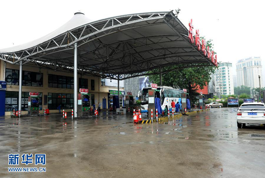 Photo taken on July 10, 2012 shows a gas station on Donghai Road in Qingdao City, east China's Shandong Province. China will slash the benchmark retail price for gasoline by 420 yuan (66.46 U.S. dollars) per tonne and the price for diesel by 400 yuan per tonne starting from Wednesday, the country's top economic planner announced Tuesday. The decreases mark the third fuel price cut in two months. 