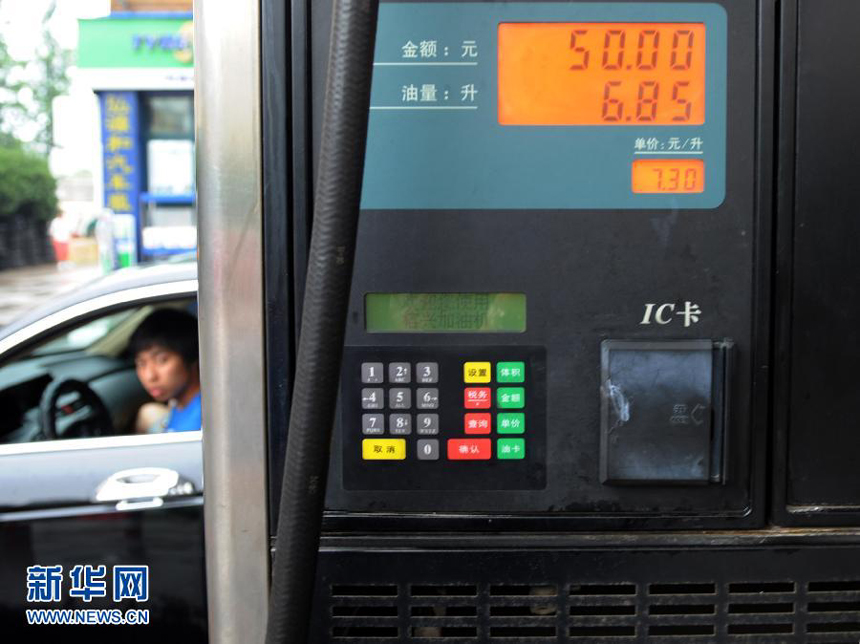  A driver refuels the car at a gas station in Qingdao City, east China's Shandong Province, July 10, 2012. China will slash the benchmark retail price for gasoline by 420 yuan (66.46 U.S. dollars) per tonne and the price for diesel by 400 yuan per tonne starting from Wednesday, the country's top economic planner announced Tuesday. The decreases mark the third fuel price cut in two months. 