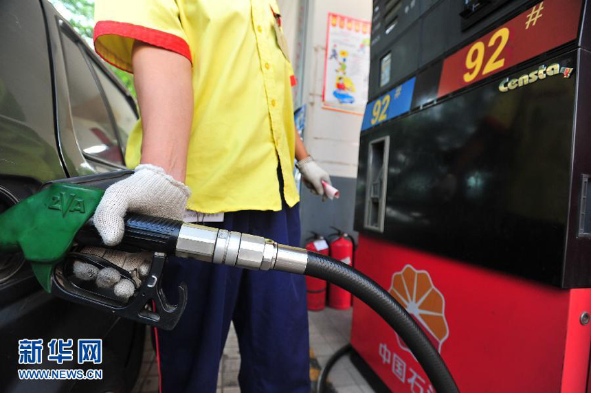 China will slash the benchmark retail price for gasoline by 420 yuan (66.46 U.S. dollars) per tonne and the price for diesel by 400 yuan per tonne starting from Wednesday, the country's top economic planner announced Tuesday. The decreases mark the third fuel price cut in two months. 