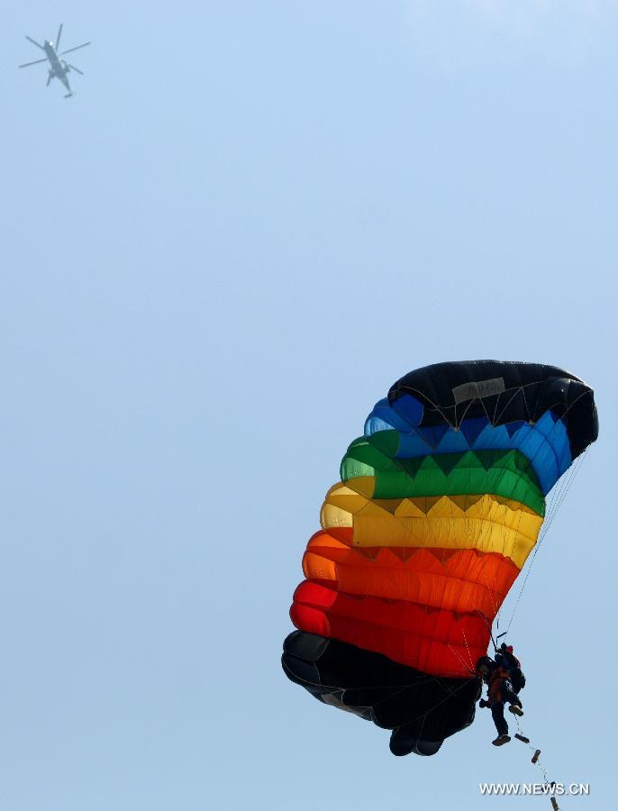 CHINA-SHAANXI-XI&apos;AN-PLA PARACHUTE TEAM-PERFORMANCE (CN)