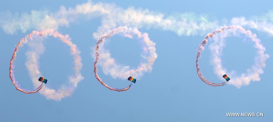 CHINA-SHAANXI-XI&apos;AN-PLA PARACHUTE TEAM-PERFORMANCE (CN)