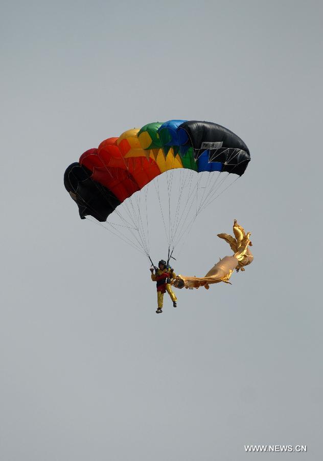 CHINA-SHAANXI-XI&apos;AN-PLA PARACHUTE TEAM-PERFORMANCE (CN)