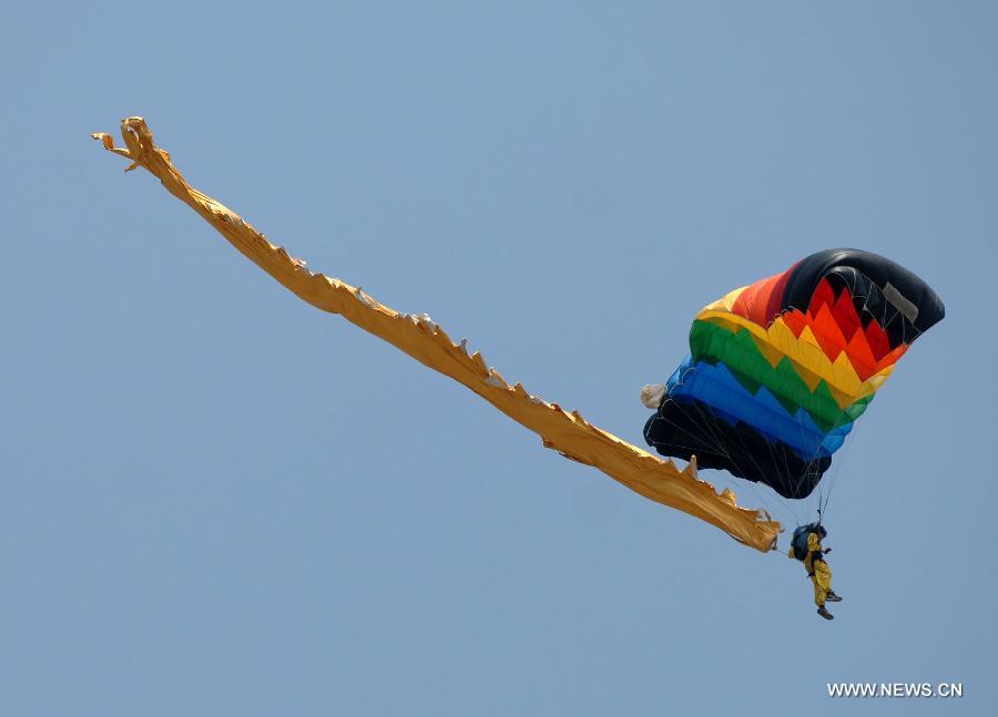 CHINA-SHAANXI-XI&apos;AN-PLA PARACHUTE TEAM-PERFORMANCE (CN)