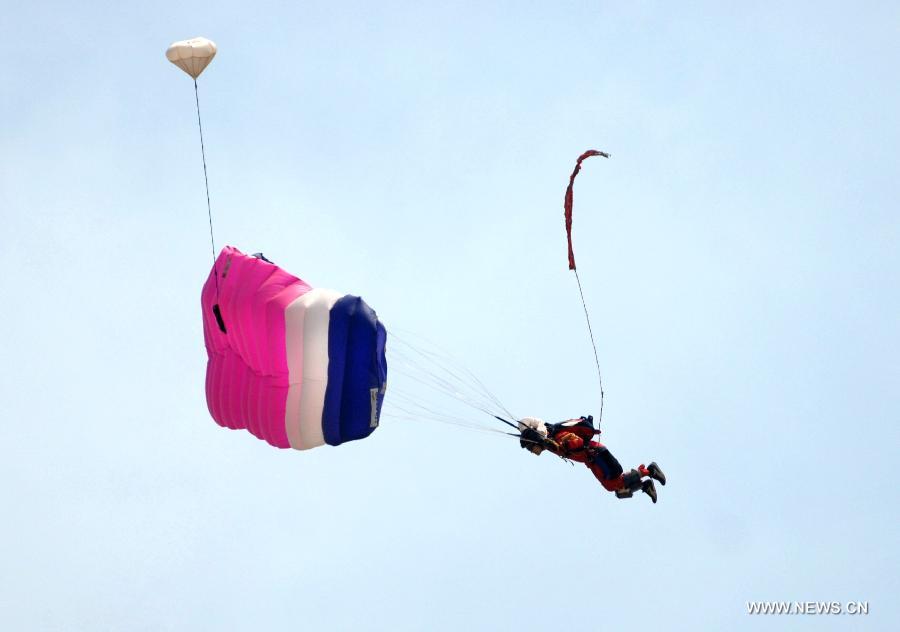 CHINA-SHAANXI-XI'AN-PLA PARACHUTE TEAM-PERFORMANCE (CN)