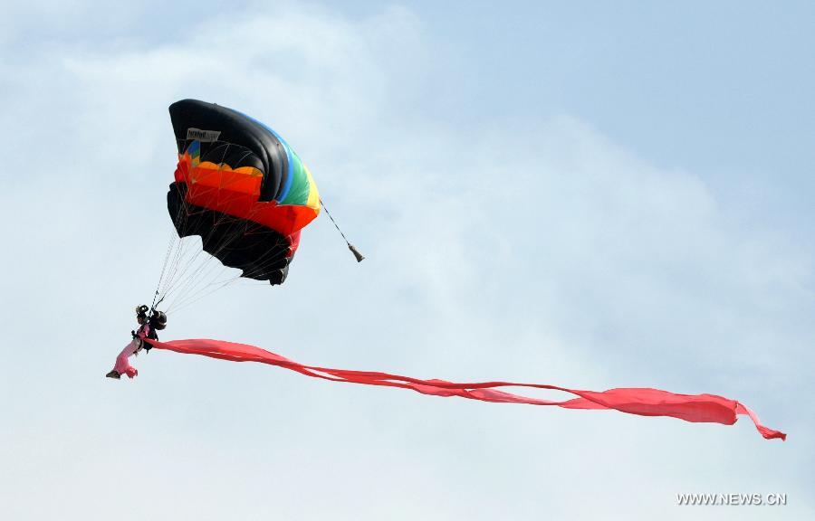 CHINA-SHAANXI-XI'AN-PLA PARACHUTE TEAM-PERFORMANCE (CN)