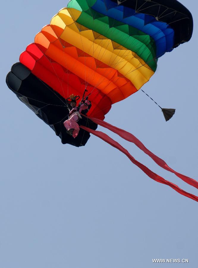 CHINA-SHAANXI-XI'AN-PLA PARACHUTE TEAM-PERFORMANCE (CN)