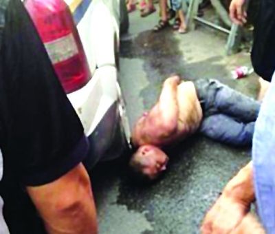 A drunk man gnawed at a woman's face in Wenzhou on June 29.