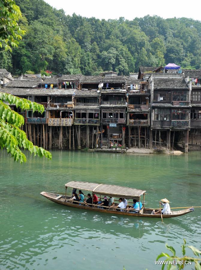 CHINA-HUNAN-FENGHUANG-PEAK TOURIST SEASON (CN)