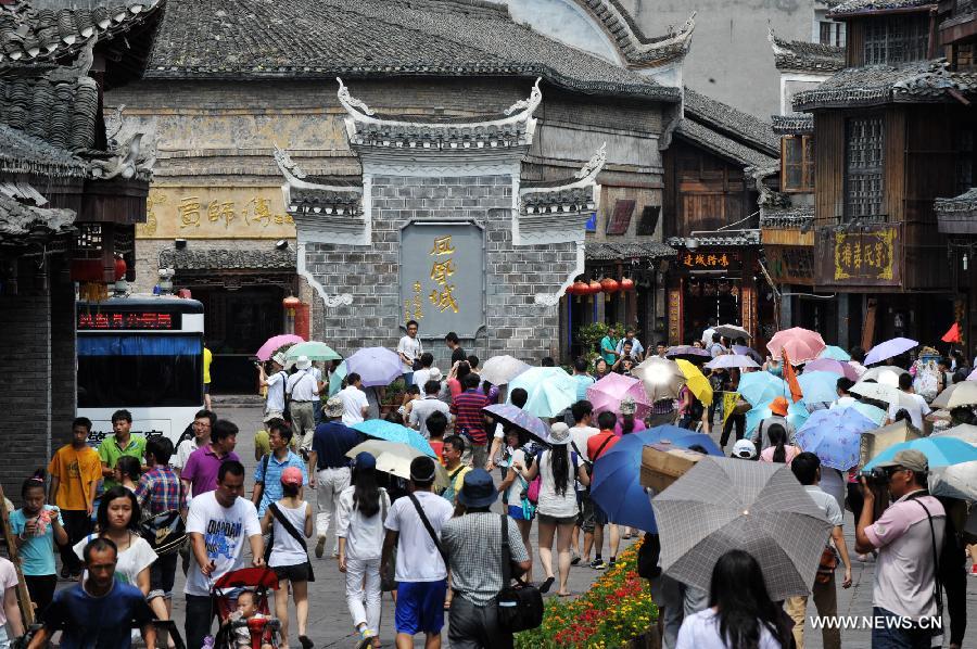 CHINA-HUNAN-FENGHUANG-PEAK TOURIST SEASON (CN)