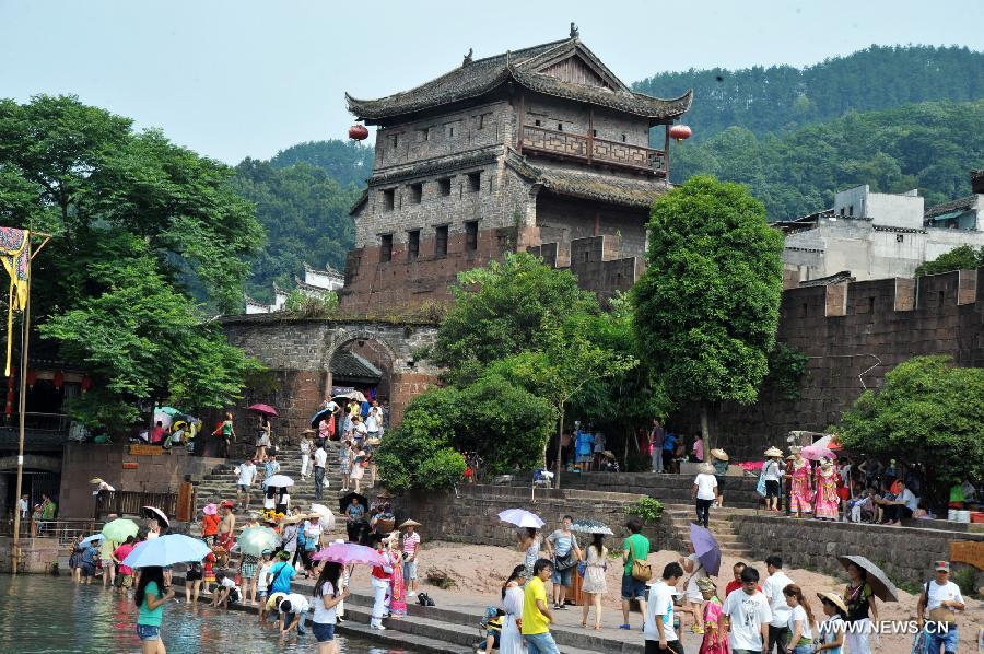 CHINA-HUNAN-FENGHUANG-PEAK TOURIST SEASON (CN)