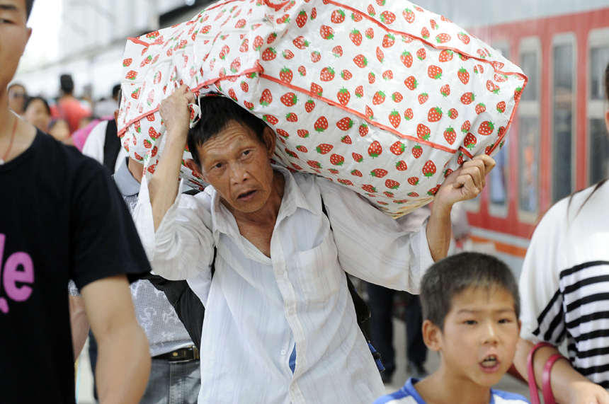 Passengers get in the Yinchuan Railway Station on July 11. The volume of passenger traffic reaches its climax as school vacation and summer workers recruiting start in July. [Xinhua photo] 