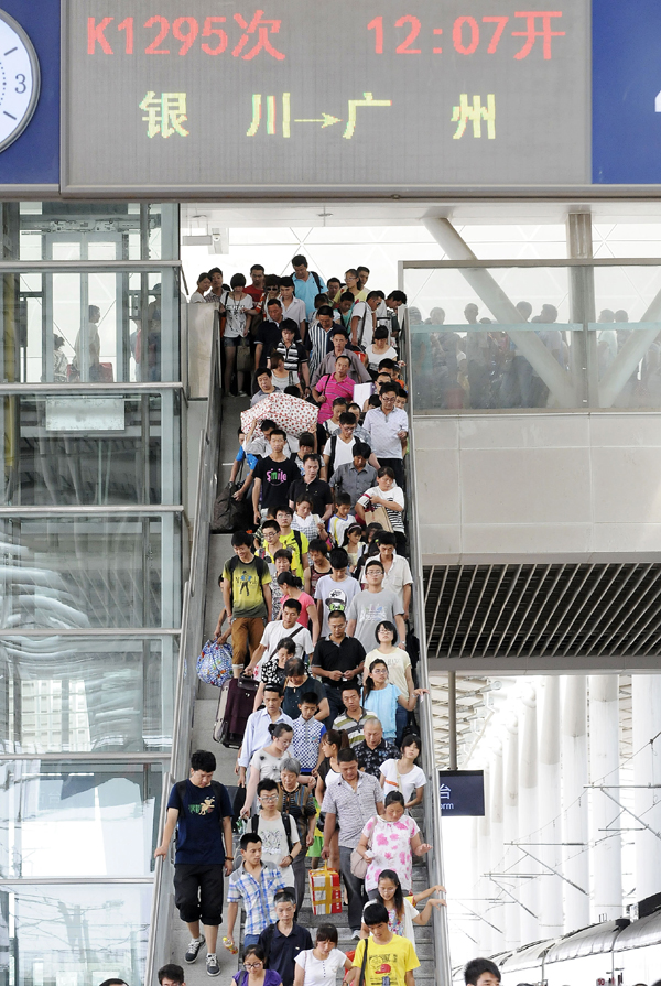 Passengers get in the Yinchuan Railway Station on July 11. The volume of passenger traffic reaches its climax as school vacation and summer workers recruiting start in July. [Xinhua photo] 