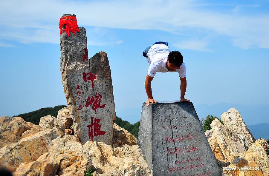 CHINA-HENAN-LEGLESS MAN-CLIMBING SONGSHAN MOUNTAIN (CN)