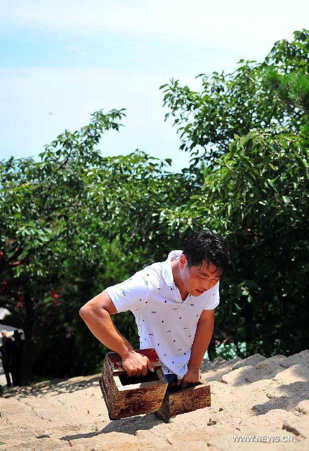 CHINA-HENAN-LEGLESS MAN-CLIMBING SONGSHAN MOUNTAIN (CN)