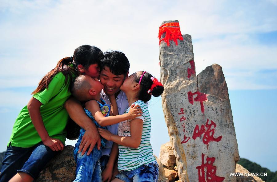 CHINA-HENAN-LEGLESS MAN-CLIMBING SONGSHAN MOUNTAIN (CN)