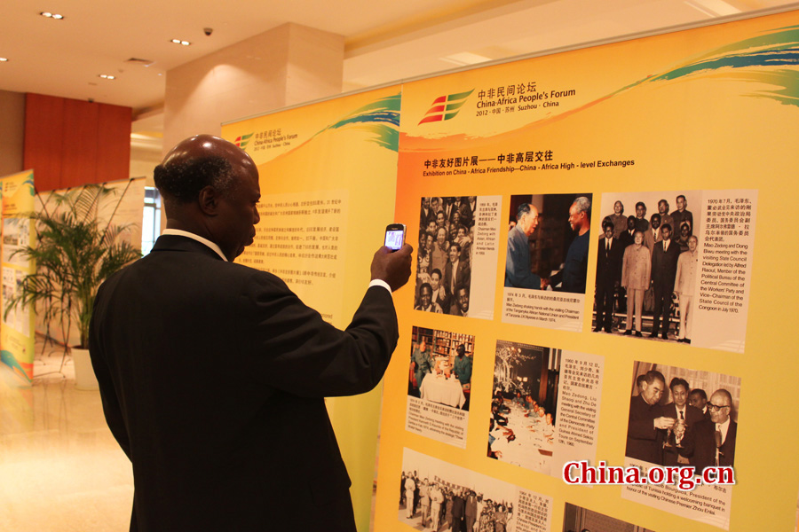 A delegate from Africa is taking pictures at the photo exhibition. The 2012 China-Africa People's Forum opens on July 10th in Suzhou, southeast China. Besides a plenary session and three panel meetings, there was also a photo exhibition on China-Africa friendship to showcase China and Africa's very different yet equally colorful cultures.