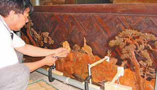 Bamboo craftsman He Fuli repairs a bamboo screen at Juanqinzhai, in the Forbidden City. Provided to China Daily