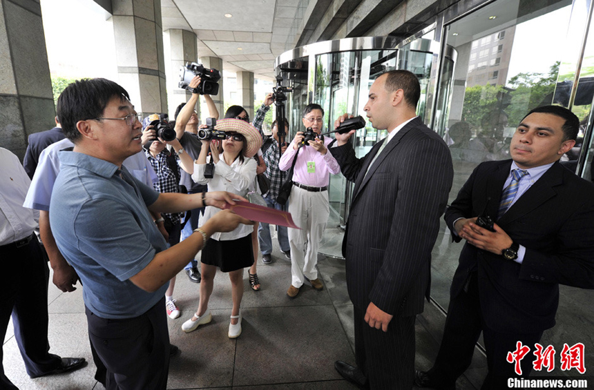 Dozens of Chinese led by Cai Chenghua, president of the Chinese American Federation in California, demonstrate in front of the Japanese Consulate in Los Angeles on July 12, 2012. They chant slogans to protest against Japanese Prime Minister Yoshihiko Noda's decision on the Diaoyu Islands. They also want to submit a letter of protest to the consulate.