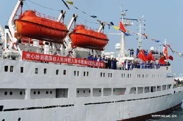 Xiangyanghong-9 ship which carries China's manned submersible Jiaolong arrives in Qingdao, east China's Shandong Province, July 16, 2012. China's manned submersible Jiaolong has successfully completed its program of deep sea dives, with a sixth and final dive to 7,000 meters in the Mariana Trench in the Pacific Ocean on June 30.