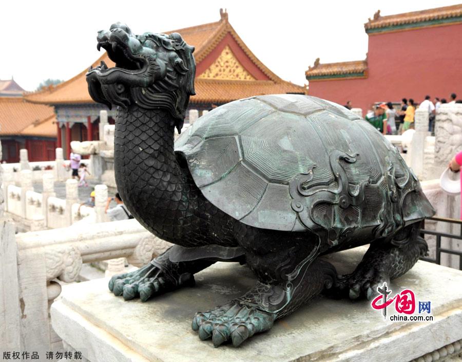 The Forbidden City (Palace Museum), a World Heritage site since 1987, imparts a sense of grandeur and wealth, an aura of pomp and majesty that has passed down the ages. 