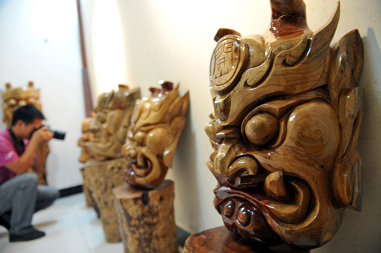 Photo shows the Nuo masks made by Zhang Yixiang, the folk craft artist, in Nanfeng County, east China’s Jiangxi Province. (Xinhua/Song Zhenping)