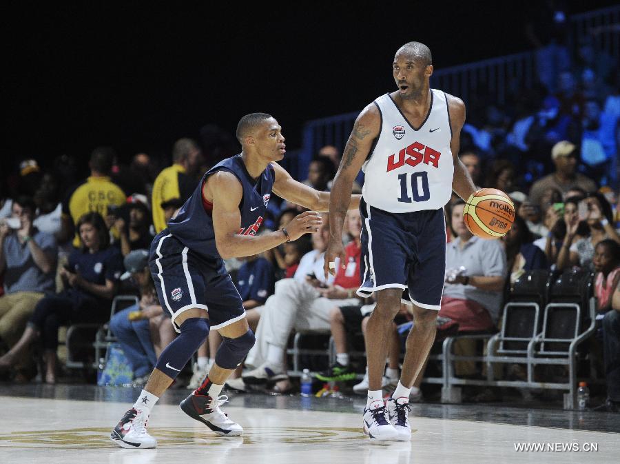 U.S. men's Olympic basketball team member Kobe Bryant (R) attends a training session of the team for the 2012 London Olympics, in Washington on July 14, 2012. (Xinhua/Zhang Jun) 