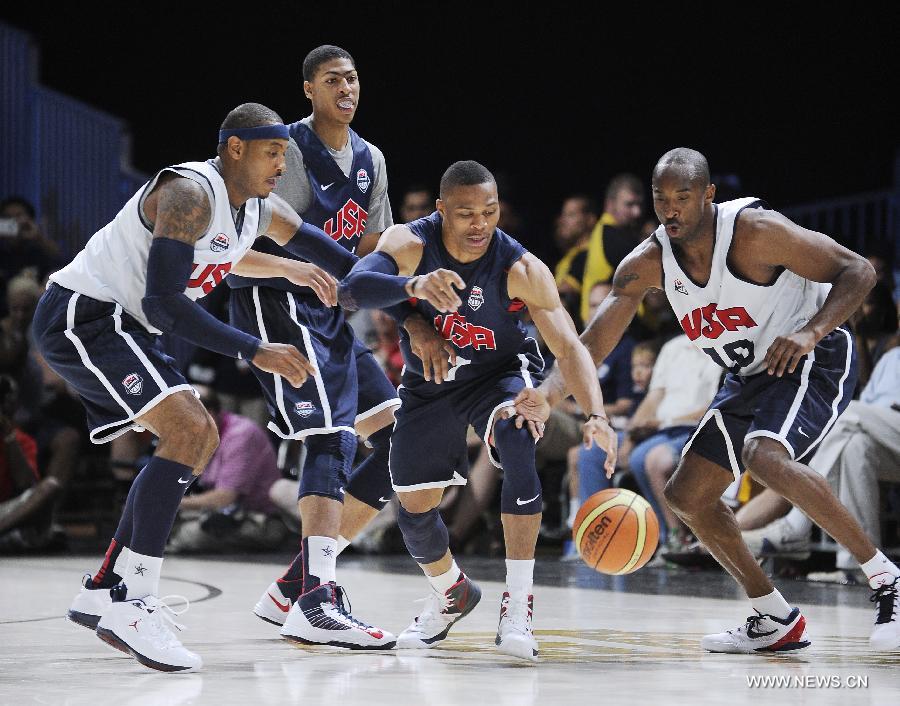 U.S. men's Olympic basketball team member Russell Westbrook (2nd R) attends a training session of the team for the 2012 London Olympics, in Washington on July 14, 2012. (Xinhua/Zhang Jun) 