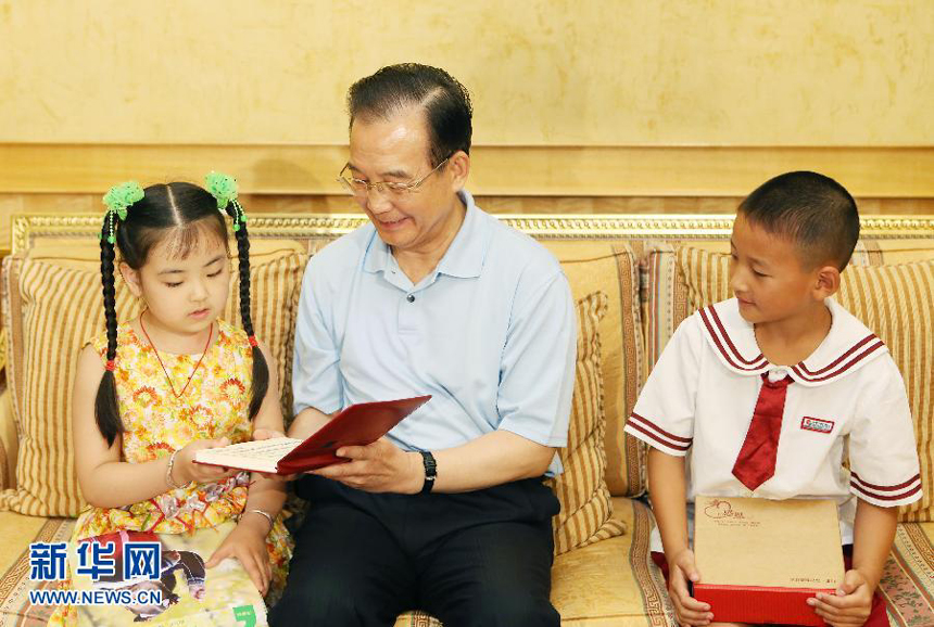 Chinese Premier Wen Jiabao talks to student Song Xinyi in Chengdu, capital of southwest China's Sichuan Province, July 14, 2012. Wen Jiabao invited six students from the Wenchuan quake-hit area, namely Wang Jiaqi, Zhao Qisong, Duan Zhixiu, Lang Zheng, Liu Xiaohua and Song Xinyi, to have dinner with him in Chengdu on July 14. Wen made an inspection tour of Sichuan Province from July 13 to 15. 