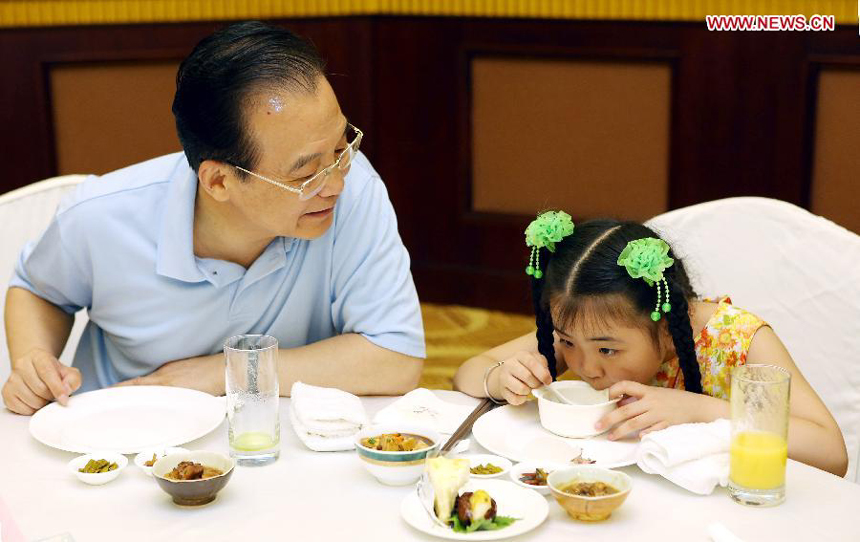 Chinese Premier Wen Jiabao talks to student Song Xinyi in Chengdu, capital of southwest China's Sichuan Province, July 14, 2012. Wen Jiabao invited six students from the Wenchuan quake-hit area, namely Wang Jiaqi, Zhao Qisong, Duan Zhixiu, Lang Zheng, Liu Xiaohua and Song Xinyi, to have dinner with him in Chengdu on July 14. Wen made an inspection tour of Sichuan Province from July 13 to 15. 