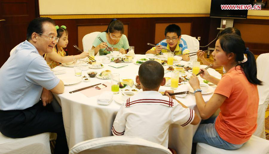 Chinese Premier Wen Jiabao talks to students in Chengdu, capital of southwest China's Sichuan Province, July 14, 2012. Wen Jiabao invited six students from the Wenchuan quake-hit area, namely Wang Jiaqi, Zhao Qisong, Duan Zhixiu, Lang Zheng, Liu Xiaohua and Song Xinyi, to have dinner with him in Chengdu on July 14. Wen made an inspection tour of Sichuan Province from July 13 to 15. 