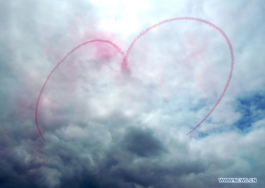  The Royal Air Force (RAF) Red Arrows perform during the Farnborough International Air Show in Hampshire, Britain, July 15, 2012. The air show was concluded on Sunday. 