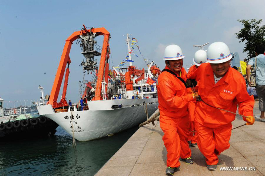 The Xiangyanghong-9 ship which carries China's manned submersible Jiaolong berths at a port in Qingdao, east China's Shandong Province, July 16, 2012. China's manned submersible Jiaolong has successfully completed its program of deep sea dives, with a sixth and final dive to 7,000 meters in the Mariana Trench in the Pacific Ocean on June 30.