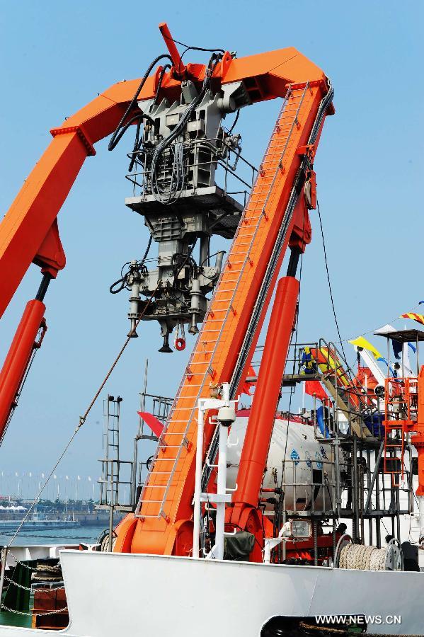 The Xiangyanghong-9 ship which carries China's manned submersible Jiaolong berths at a port in Qingdao, east China's Shandong Province, July 16, 2012. China's manned submersible Jiaolong has successfully completed its program of deep sea dives, with a sixth and final dive to 7,000 meters in the Mariana Trench in the Pacific Ocean on June 30.