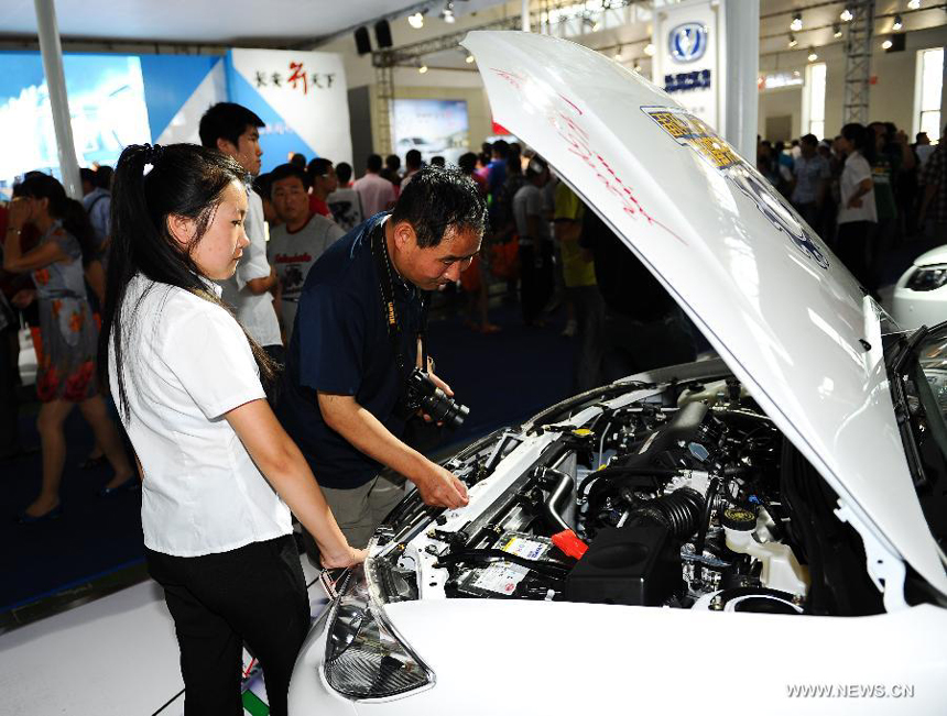 People visit the 9th China (Changchun) International Automobile Expo in Changchun, capital of northeast China's Jilin Province, July 16, 2012. 